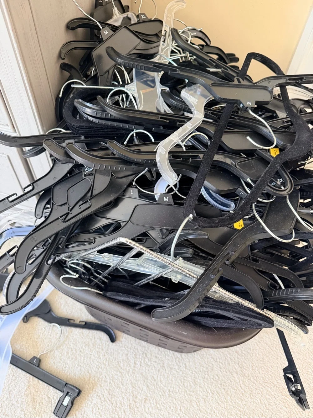 Commercial 25 count Bulk Assorted Black Plastic Clothing Hangers Swivel GUC